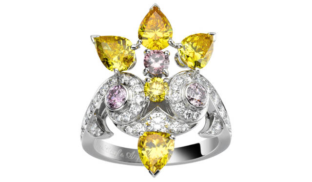 <em>Van Cleef & Arpels｜ヴァン クリーフ＆アーペル</em>　「レ ジャルダン」から、フランス様式のジュエリー「ヴェルサイユ セット」のリング。ダイヤモンド×イエローダイヤモンド。