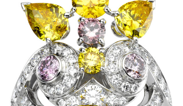 <em>Van Cleef & Arpels｜ヴァン クリーフ＆アーペル</em>　「レ ジャルダン」から、フランス様式のジュエリー「ヴェルサイユ セット」のリング。ダイヤモンド×イエローダイヤモンド。