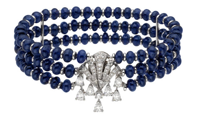 <em>Van Cleef & Arpels｜ヴァン クリーフ＆アーペル</em>　「レ ジャルダン」から、フランス様式のジュエリー「ヴィコント セット」のブレスレット。ダイヤモンド×サファイア。