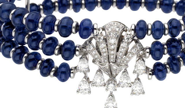 <em>Van Cleef & Arpels｜ヴァン クリーフ＆アーペル</em>　「レ ジャルダン」から、フランス様式のジュエリー「ヴィコント セット」のブレスレット。ダイヤモンド×サファイア。