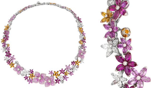 <em>Van Cleef & Arpels｜ヴァン クリーフ＆アーペル</em>　「レ ジャルダン」から、英国様式のジュエリー「メリア セット」のネックレス。ダイヤモンド×ピンクサファイア×ガーネット。