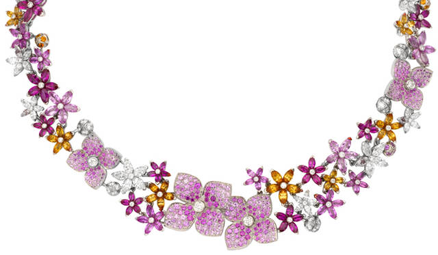 <em>Van Cleef & Arpels｜ヴァン クリーフ＆アーペル</em>　「レ ジャルダン」から、英国様式のジュエリー「メリア セット」のネックレス。ダイヤモンド×ピンクサファイア×ガーネット。