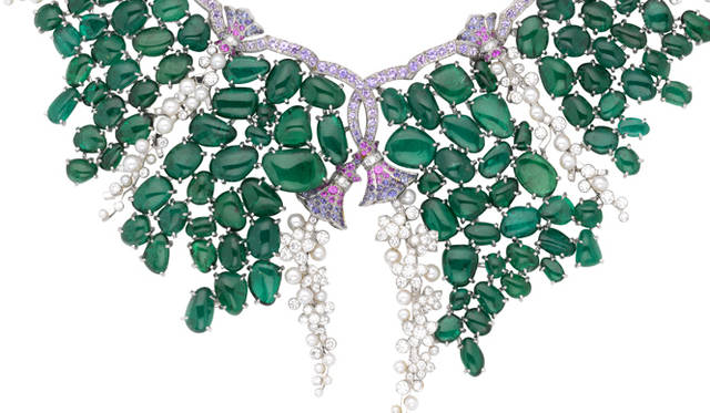 <em>Van Cleef & Arpels｜ヴァン クリーフ＆アーペル</em>　「レ ジャルダン」から、ロマンティック 英国様式のジュエリー「ヴィクトリア セット」のネックレス。エメラルド×パープルとピンクのサファイア×パール。