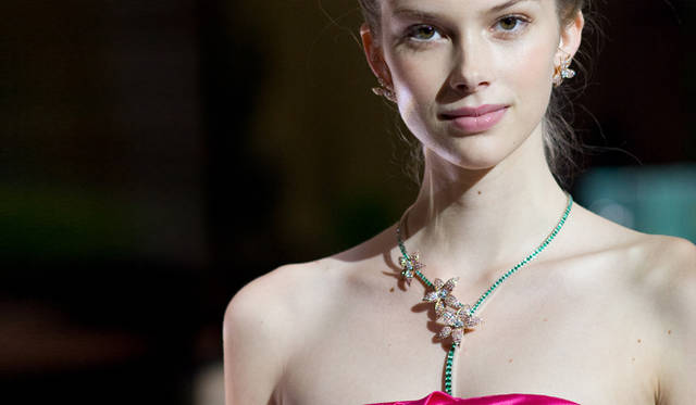 <em>Van Cleef & Arpels｜ヴァン クリーフ＆アーペル</em>　ロマンティック英国様式のジュエリー「フォリー」を身につけたモデル。