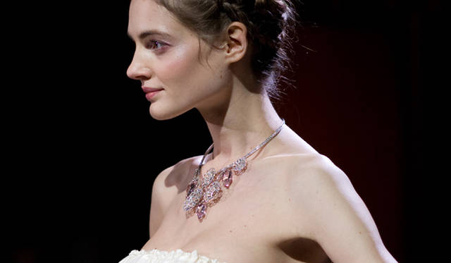 <em>Van Cleef & Arpels｜ヴァン クリーフ＆アーペル</em>　イタリア ルネサンス様式のジュエリー「ジャルダン デ ソワ」を身に着けたモデル。