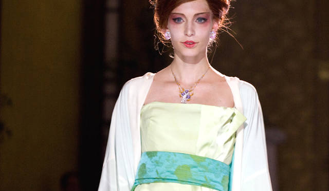 <em>Van Cleef & Arpels｜ヴァン クリーフ＆アーペル</em>　「レ ジャルダン」から、オリエンタル様式のジュエリー「フジ ネックレス」を身につけたモデル。ダイヤモンド×イエローダイヤモンド。