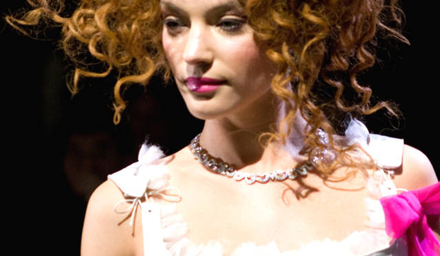 <em>Van Cleef & Arpels｜ヴァン クリーフ＆アーペル</em>　フランス様式のジュエリー「プチトリアノン」を身につけたモデル。