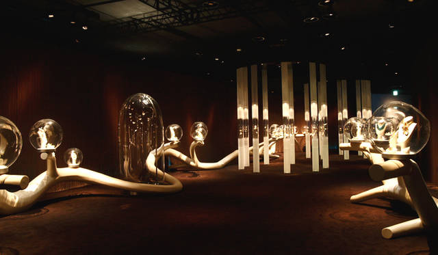 <em>Van Cleef & Arpels｜ヴァン クリーフ＆アーペル</em>　パトリック・ジュアンが設計を手がけた会場の様子。自然界を感じさせるようなデザインだ。