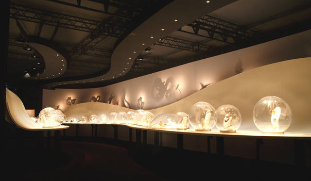 <em>Van Cleef & Arpels｜ヴァン クリーフ＆アーペル</em>　パトリック･ジュアンが取り入れたのは、従来の四角い陳列ケースとは異なる形。水のしずくの中にディスプレイされたかのようだ。