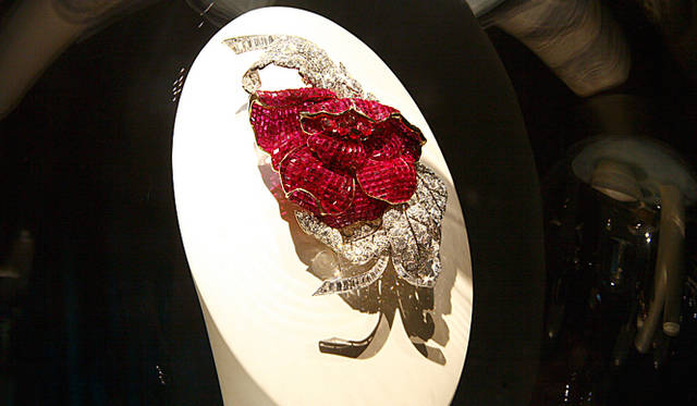 <em>Van Cleef & Arpels｜ヴァン クリーフ＆アーペル</em>　ミステリーセッティングが施された、「シャクヤクの花のクリップ」。1937年。
