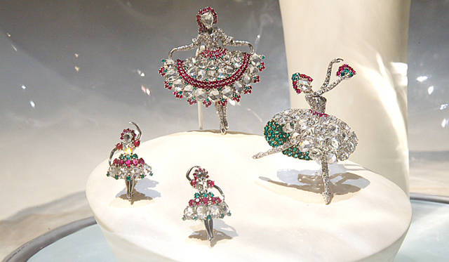 <em>Van Cleef & Arpels｜ヴァン クリーフ＆アーペル</em>　1940年代に製作されたバレリーナのクリップの数々。右から、「スペインの踊り子」1941年、「バレリーナクリップ」1943年、「バレリーナクリップ」1942年。