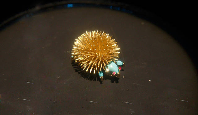 <em>Van Cleef & Arpels｜ヴァン クリーフ＆アーペル</em>　ホログラムで展示された「はりねずみのクリップ」。1960年。