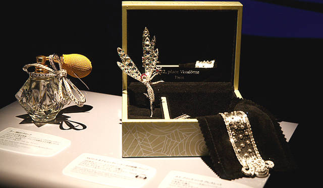 <em>Van Cleef & Arpels｜ヴァン クリーフ＆アーペル</em>　バーバラ･ハットンの部屋に飾られた、アーカイブ。中央にあるのが展覧会のシンボルとなった妖精のクリップ、「ザ スピリット オブ ビューティー」。