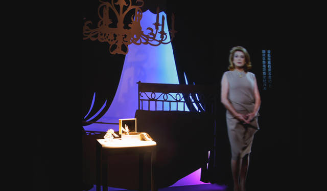 <em>Van Cleef & Arpels｜ヴァン クリーフ＆アーペル</em>　4テーマめの「インカネーション（美の化身）」では、多くのセレブリティたちのジュエリーを見ることができる。写真はカトリーヌ・ドヌーヴ。