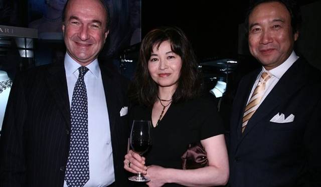 左から｜サルヴァトーレ フェラガモ イタリア CEO ミケーレ・ノルサさん、女優の石田えりさん、フェラガモ・ジャパン 代表取締役社長 那波史郎さん