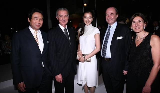 左から｜フェラガモ・ジャパン 代表取締役社長 那波史郎さん、在日イタリア大使館ヴィンチェンツォ・ペトローネ大使、女優の黒谷友香さん、サルヴァトーレ フェラガモ イタリア CEO ミケーレ・ノルサさん、ブルガリ グループ S.p.A CFO フルヴィア・スペナさん