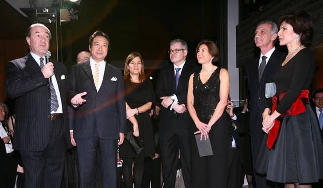 スピーチのようす。左から｜サルヴァトーレ フェラガモ イタリア CEO ミケーレ・ノルサさん、フェラガモ・ジャパン 代表取締役社長 那波史郎さん、サルヴァトーレ フェラガモ イタリア リテイルマネージャーイタリア アンジェリカ・ヴィスコンティさん、ブルガリ ジャパン 代表取締役社長ティエリ・マルティさん、ブルガリ グループ S.p.A CFO フルヴィア・スペナさん、在日イタリア大使館ヴィンチェンツォ・ペトローネ大使ご夫妻