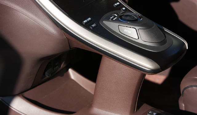 <b>TOYOTA SAI｜トヨタ・サイ</b>