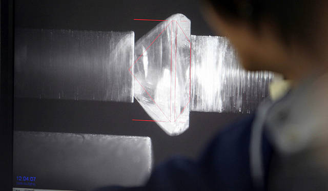 三原康裕的日本モノづくり｜原石にマーキングする場所をコンピュータの画面上で決める。