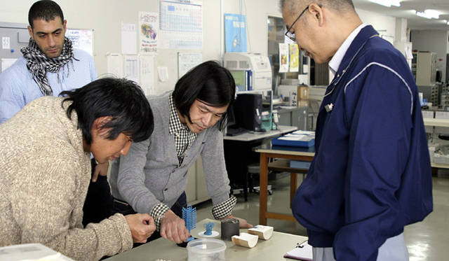 三原康裕的日本モノづくり｜三原さん、祐真さん、フッサムさん各人が興味津々。