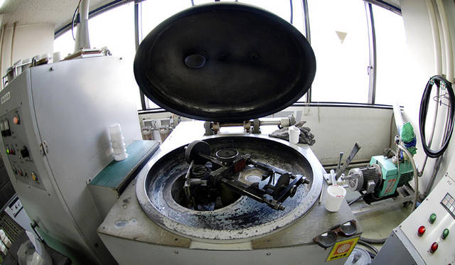 三原康裕的日本モノづくり｜プラチナを高温で溶かし成形する電熱炉。