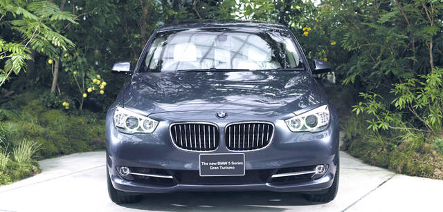 New BMW GRAN TURISMO｜ニュー BMW グランツーリスモ　BMWならではの精悍な表情が与えられたフロントマスク。ステアリングホイールの切れ各等に応じて照射範囲と到達距離を自動調整するアダプティブヘッドライトが備わる。