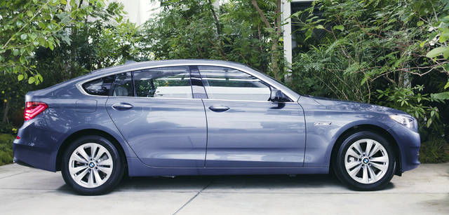 New BMW GRAN TURISMO｜ニュー BMW グランツーリスモ　弧を描くような美しいルーフラインが5シリーズ・グランツーリスモのエクステリアにおける真骨頂。3070mmのホイールベースはベースとなった7シリーズとおなじ。