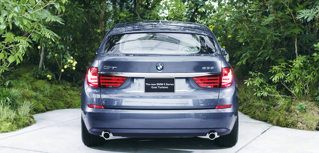 New BMW GRAN TURISMO｜ニュー BMW グランツーリスモ　BMWに共通するデザインがほどこされた左右のテールランプと、それをつなぐクローム仕上げのラインが印象的なリアビュー。