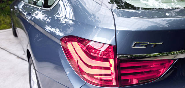 New BMW GRAN TURISMO｜ニュー BMW グランツーリスモ　ボディ側面を伸びやかな走るショルダーラインが、優美なエクステリアにスポーティかつシャープな雰囲気をくわえている。