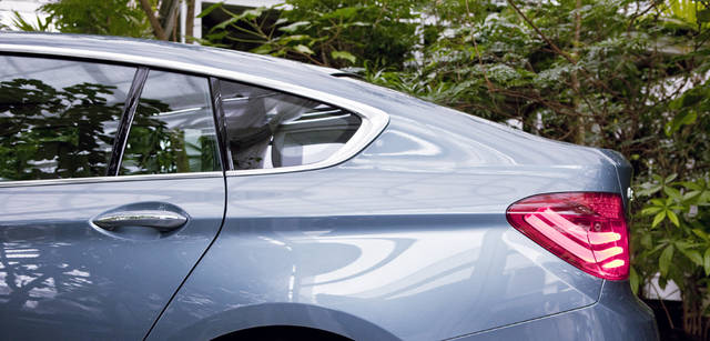 New BMW GRAN TURISMO｜ニュー BMW グランツーリスモ　BMWのデザインアイデンティティのひとつ「ホフマイスターキンク」（Cピラーの付け根部分を前方にキックバックさせたデザイン処理）がサイドビューを引き締める。