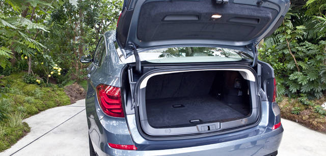 New BMW GRAN TURISMO｜ニュー BMW グランツーリスモ　小さな手荷物の積み下ろしにはリアウィンドウの独立開閉式ゲートを、大きな荷物の場合は通常のリアハッチを開閉できるツイン・テール・ゲートを装備する。