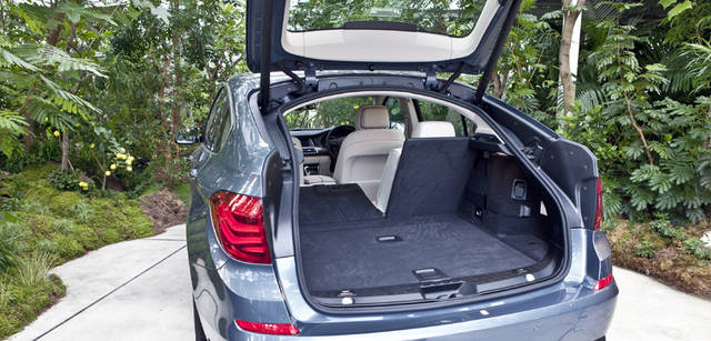 New BMW GRAN TURISMO｜ニュー BMW グランツーリスモ　小さな手荷物の積み下ろしにはリアウィンドウの独立開閉式ゲートを、大きな荷物の場合は通常のリアハッチを開閉できるツイン・テール・ゲートを装備する。