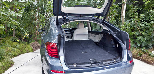 New BMW GRAN TURISMO｜ニュー BMW グランツーリスモ　リアシートのバックレスとおよびセパレーションパネルは40:20:40の比率で折りたたむことが可能。リアシートのバックレストをすべてたたむと、荷室は1,700lにもおよぶ。