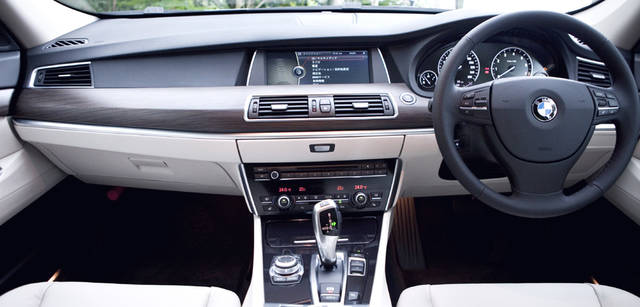 New BMW GRAN TURISMO｜ニュー BMW グランツーリスモ　人間工学に基づいてデザインされたインストゥルメントパネル。センターコンソールには、エアコンやナビなどの操作を統合的におこなえるiDriveのダイアルが設置されている。