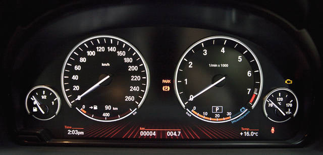 New BMW GRAN TURISMO｜ニュー BMW グランツーリスモ　ドライバーがブレーキを踏んだときやアクセルペダルから足を離したさいに生じる運動エネルギーを電力に変換するブレーキ・エネルギー回生システム。その充電状況がタコメーター下部に表示される。