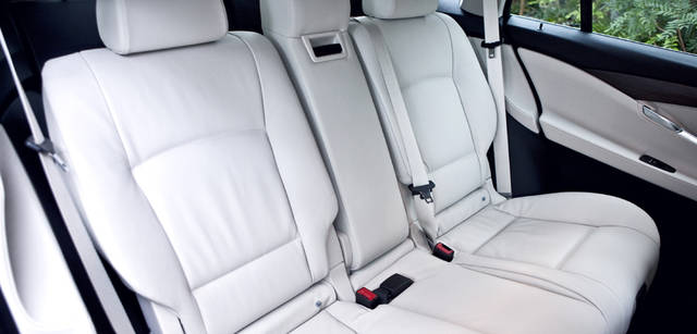 New BMW GRAN TURISMO｜ニュー BMW グランツーリスモ　リアシートのバックレストは33度までリクライニングができ、シート本体は前後に10cmまで移動することが可能。まさにリムジンなみの快適性を実現している。