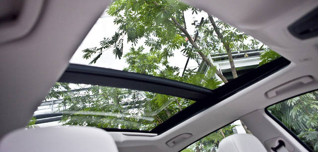 New BMW GRAN TURISMO｜ニュー BMW グランツーリスモ　外観から想像するよりもはるかに広い室内空間に、さらなる開放感を与えている電動パノラマ・ガラス・サンルーフ。広大な開口部を誇る。