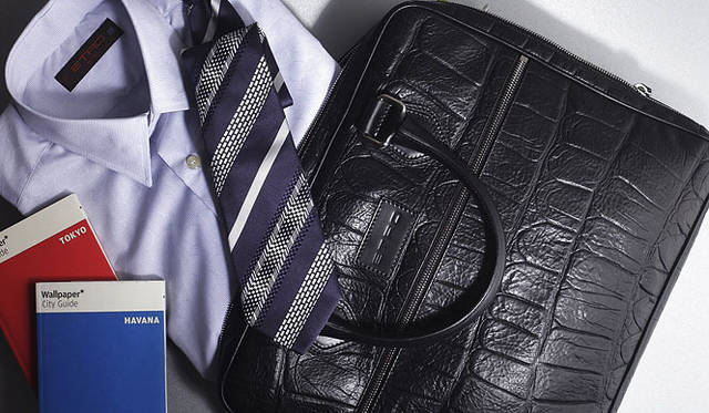 <strong>ETRO｜エトロ</strong>　ビジネスを美しくサポートするクロコ型押しバッグ　バッグ17万1150円、シャツ3万4650円、ネクタイ1万9950円
