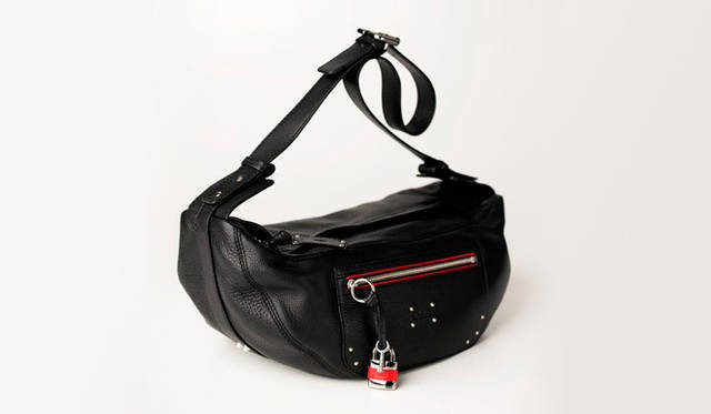 <strong>Chloé｜クロエ</strong><br />メッセンジャーバッグ[ブラック、メタル、ガンメタルの3色展開] 13万2300円／クロエ（クロエ インフォメーションデスク）