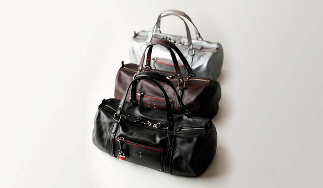 <strong>Chloé｜クロエ</strong><br />手前から｜ダッフルバッグ[ブラック、ブラウン] 14万700円、 [メタル] 15万8550円／クロエ（クロエ インフォメーションデスク）　※ほかにガンメタル（15万8550円）の色展開あり