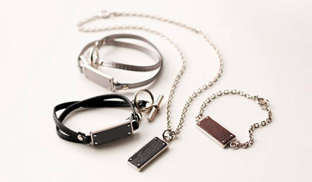 <strong>Chloé｜クロエ</strong><br />右手前から時計まわりに｜ブレスレット[ブラウン] １万5750円、ネックレス[ブラック] 1万7850円、ダブルレザーブレスレット[ブラック、シルバー] 1万9950円／クロエ（クロエ インフォメーションデスク）　※各アイテム、ブラック、ブラウン、シルバーの3色展開