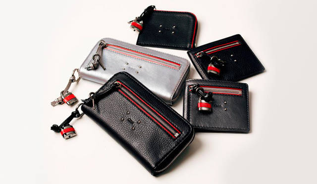<strong>Chloé｜クロエ</strong><br />手前から時計まわりに｜ダブルレザーウォレット[ブラック]  6万4050円、[メタル] 6万9300円、ジップスクエアカードホルダー[ブラック] 3万7800円、ジップポケットウォレット[ブラック] 4万7250円、[ガンメタル] 5万400円／クロエ（クロエ インフォメーションデスク）