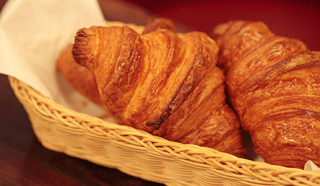 ネモ ベーカリー＆カフェ｜ネモいちおしの「クロワッサン」は、小麦粉から起こした酵母を使用し、発酵バターをふんだんに練り込んで、仕込んでから3日目に焼き上げる人気の一品。ハラハラとこぼれ落ちるクロワッサン特有の「皮」まで残さずいただきたい。焼き上がり予定時間 9:00　1個 200円