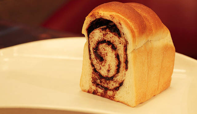 ネモ ベーカリー＆カフェ｜牛乳で仕込んだふわふわの生地に、ドロップショコラを折り込んで焼く「チョコレートブレッド」。中のチョコが多いので、「手をチョコレートだらけにしながら、ちぎって食べてください（笑）」とのこと。2日目以降、生地が締まってきたらレンジに数秒かけ、チョコを溶かしてもまた美味。焼き上がり予定時間 13:00　1斤600円／ハーフ300円