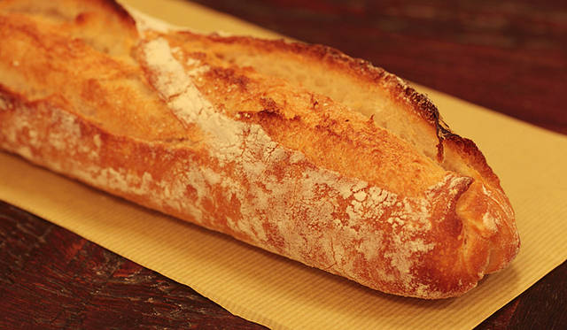 ネモ ベーカリー＆カフェ｜従来はうどんなどに使われていた、三重県伊賀北部産の小麦「タマイズミ」を使用したバゲット「タミイズミ」。シェフのこだわりと試行錯誤の末、もちもちの食感と小麦の甘みが引き立つバゲットが完成した。焼き上がり予定時間 11:00　 1本 220円