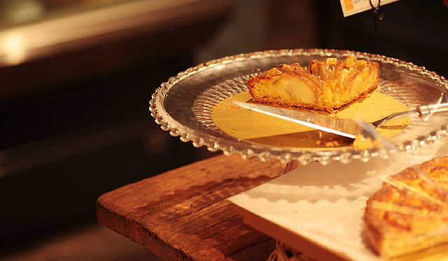 ネモ ベーカリー＆カフェ｜アーモンドクリームを敷いたタルト生地に、りんごとさつまいもがたっぷり載った「りんごとさつまいものタルト」は、秋冬限定メニュー。1ピース 350円　