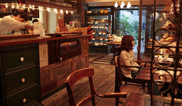 ネモ ベーカリー＆カフェ｜店舗奥のカフェでは、老若男女、さまざまなお客さんが、思い思いにゆったりと時間を過ごしている。カフェでしか味わえないパニーニなども人気のメニューだ