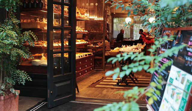 ネモ ベーカリー＆カフェ｜ゆったりとした店内は、なんとも居心地の良い空間だ。目指したのは、「ヨーロッパの田舎にあるような、おばあちゃんがエスプレッソを淹れてくれるような店」