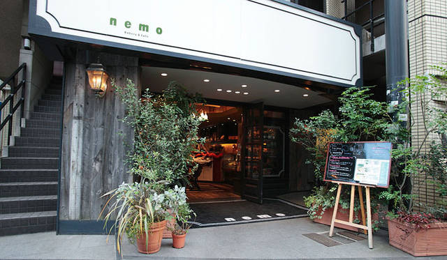 ネモ ベーカリー＆カフェ｜落ち着いた外観ながら、店の外まで焼きたてパンの良い香りが漂ってくる