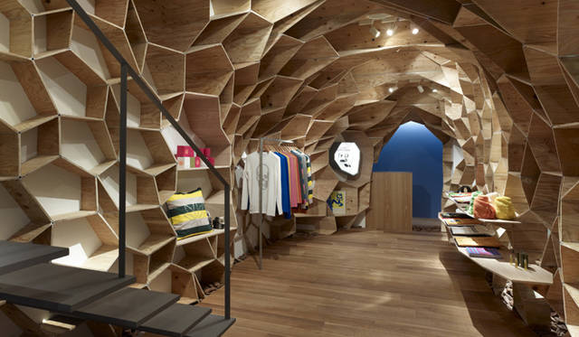 ルシアン ペラフィネ 心斎橋店の1階。建築家の隈研吾氏とルシアン・ペラフィネ氏とのコラボレーションは、東京ミッドタウン店に続き“自然素材を使った空間を”とペラフィネ氏の考えから始まった。